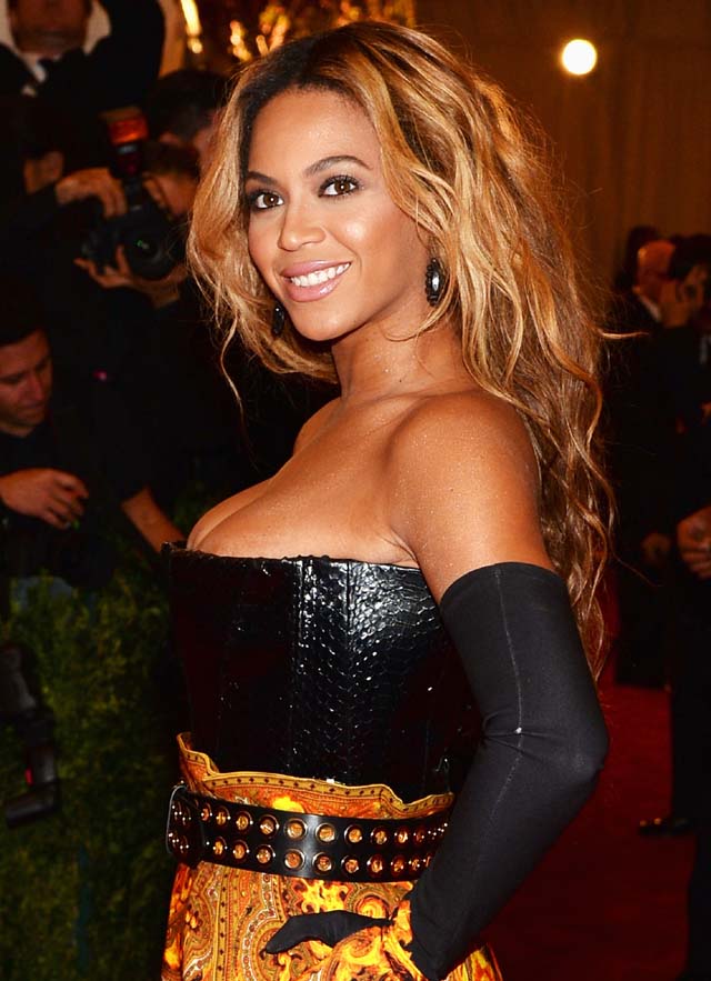 Beyonce, Caught, Stuck, Escapes, Cut Free, Scissors, Hair Stuck, Fan, Stage, Singing, Hair-Eating