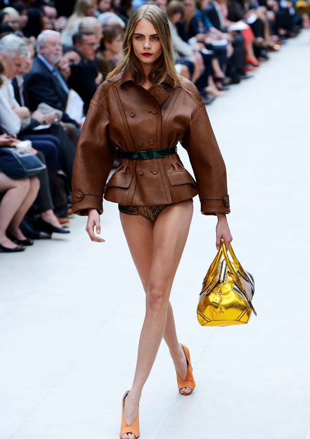 Cara Delevingne Model,  Cara Delevingne Sienne Miller Kiss, Cara Delevingne Ex-Girlfriend One Direction, Cara Delevingne Harry Styles Dating, Cara Delevingne Harry Styles Back Together, Cara Delevingne Burberry, Cara Delevingne Runway Fashion Show, Cara Delevingne Sexy Photos, Cara Delevingne Hot Photos, Cara Delevingne One Direction