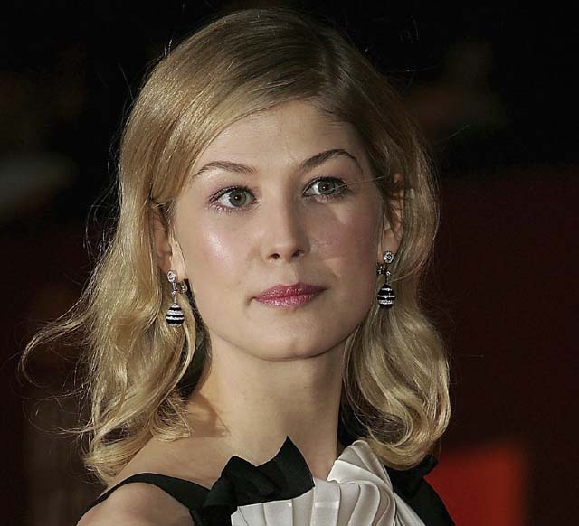 when is gone girl coming out, gone girl release date, how is gone girl different from the book