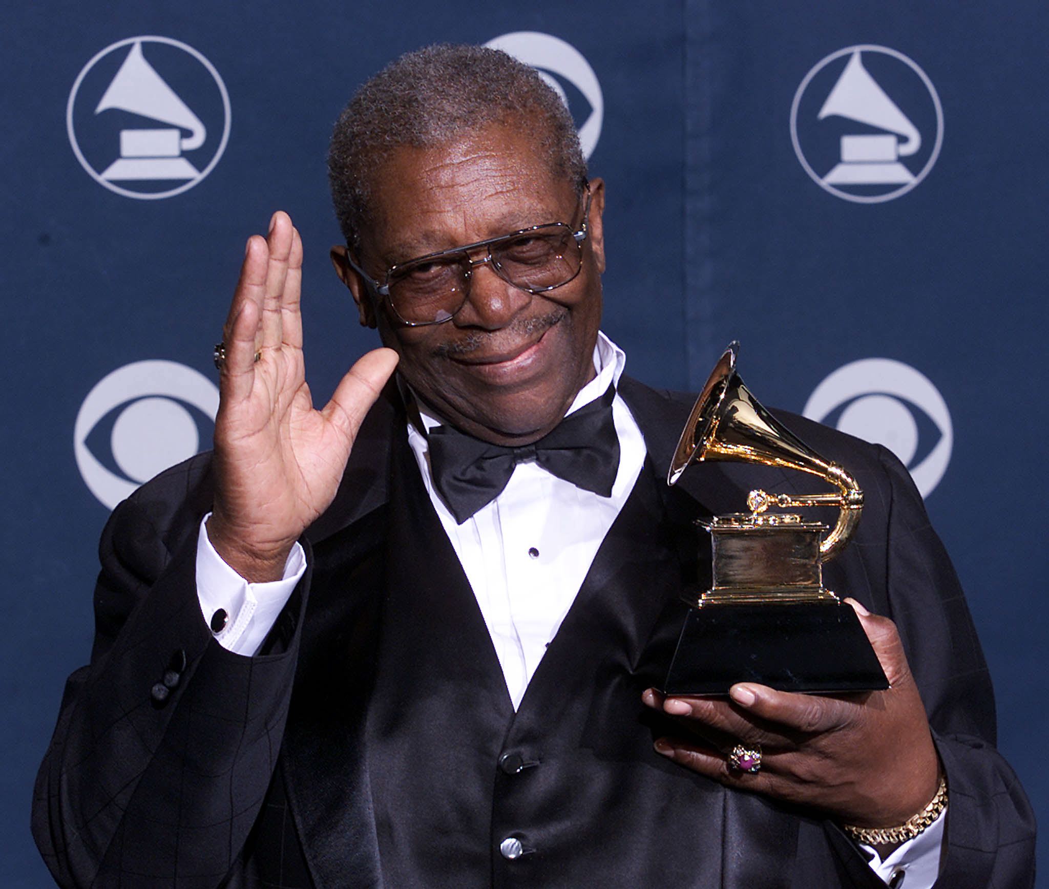 B.B. King holding his Grammy Award for Best Traditional Blues Album in 2000. (Getty)