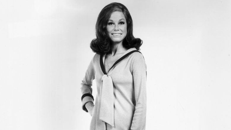 circa 1974:  Full-length studio portrait of American actor Mary Tyler Moore. She is wearing a long sleeved, full-length dress which has a nautical collar.  (Photo by Hulton Archive/Getty Images)