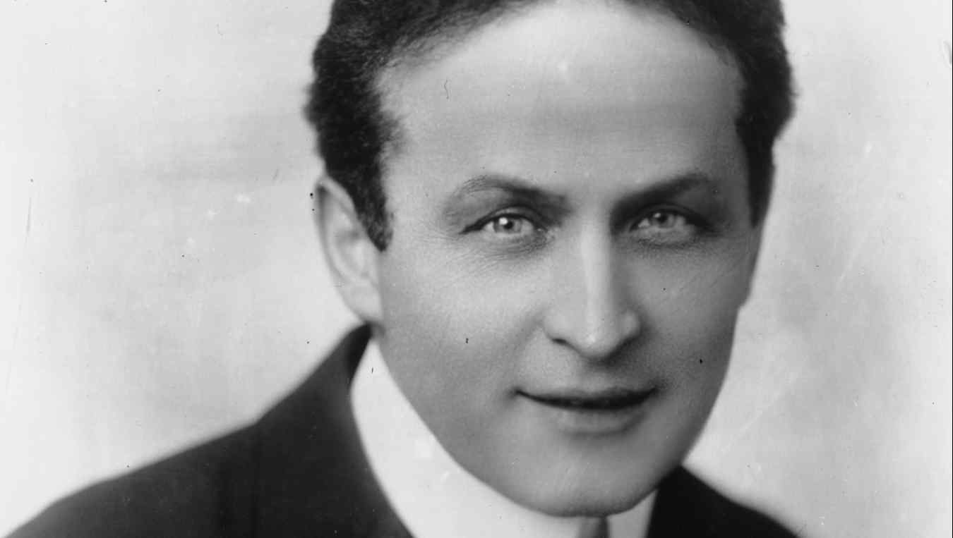 Hungarian-born American magician and escape artist Harry Houdini (1874 - 1926).