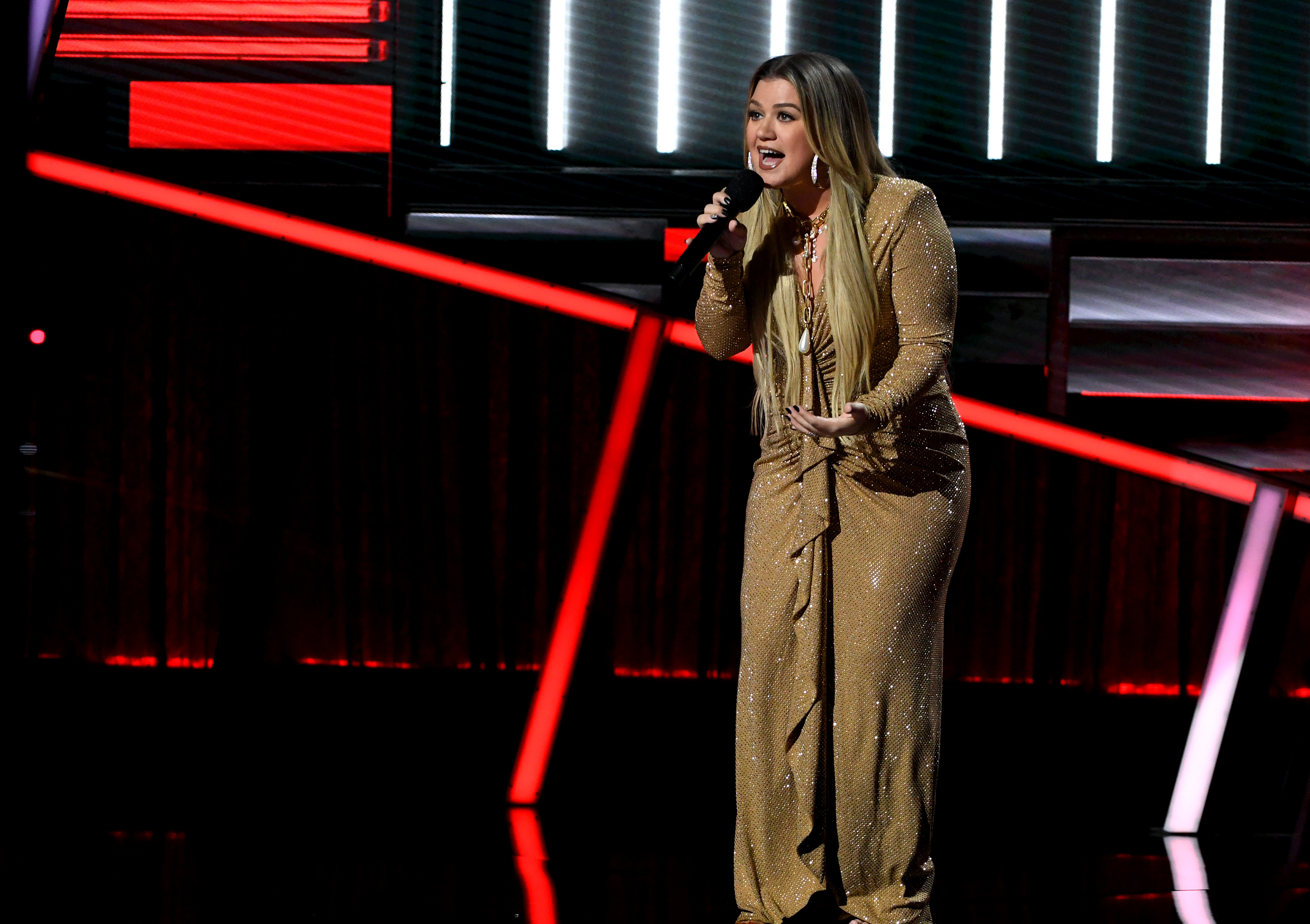 Kelly Clarkson 2020 CMT Awards presenter