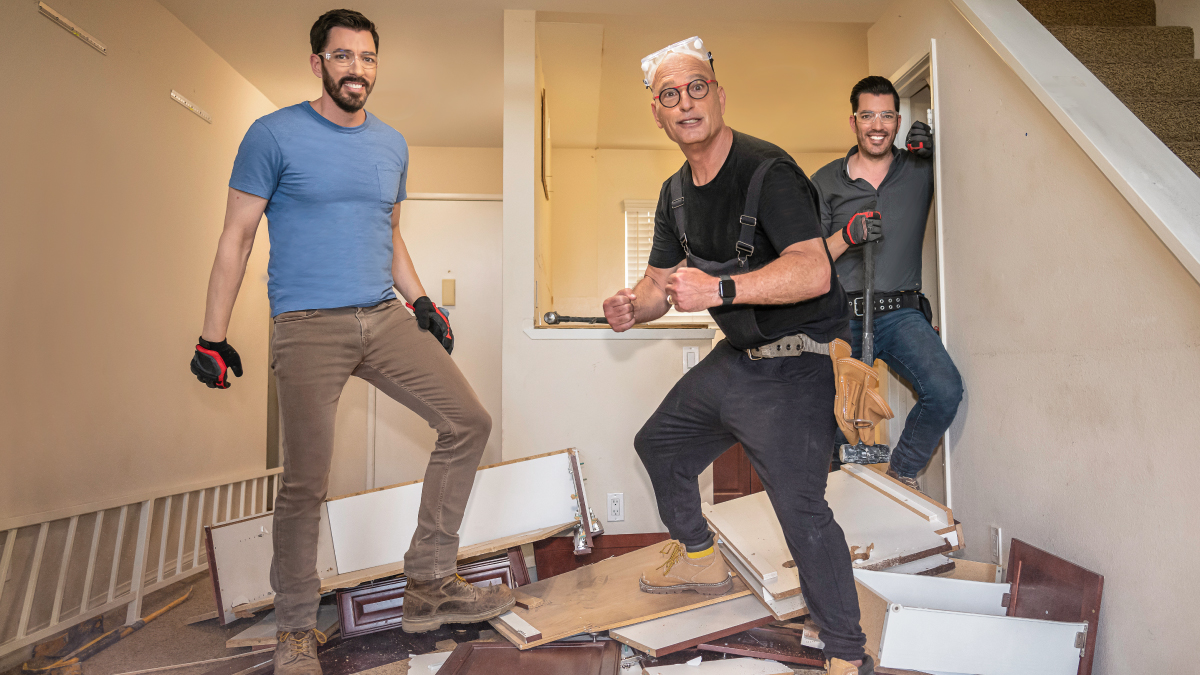 Howie Mandel joins Drew and Jonathan Scott on Celebrity IOU