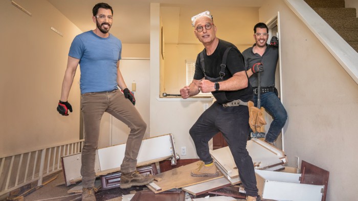 Howie Mandel joins Drew and Jonathan Scott on Celebrity IOU