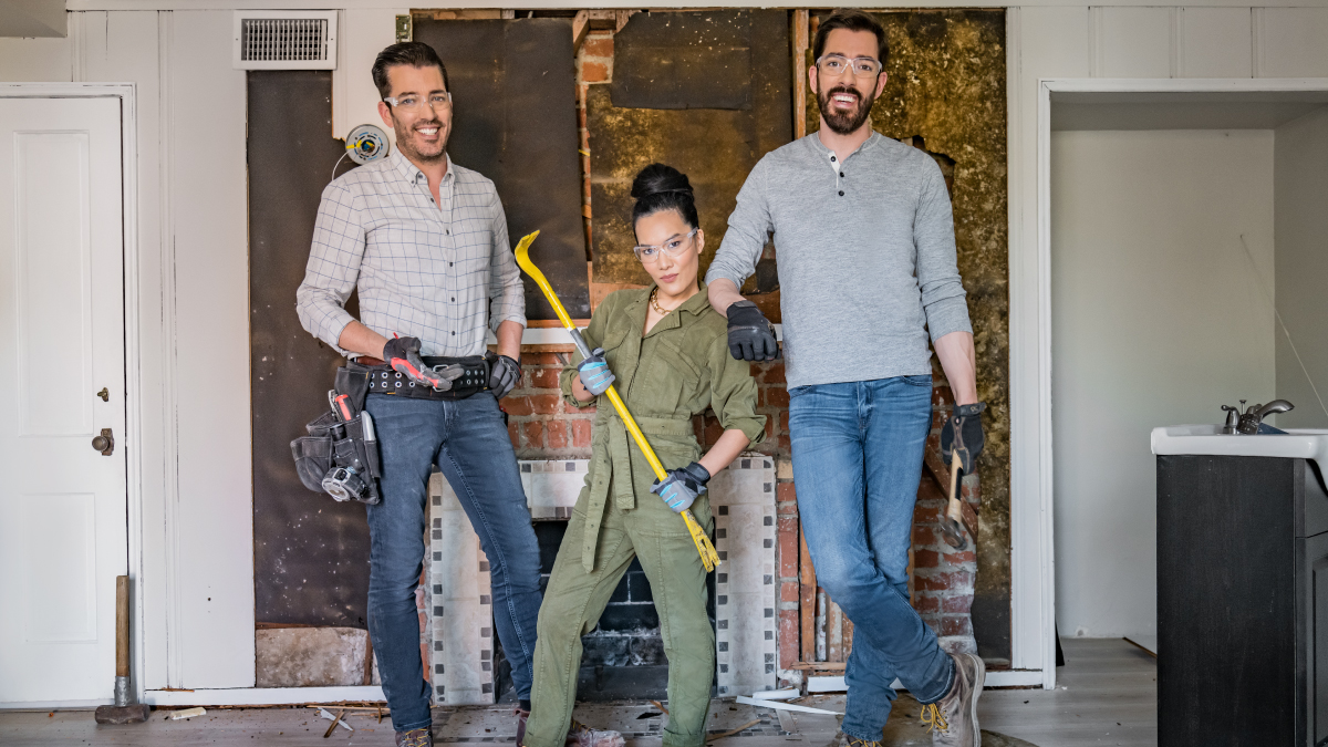 Ali Wong joins Drew and Jonathan Scott on Celebrity IOU