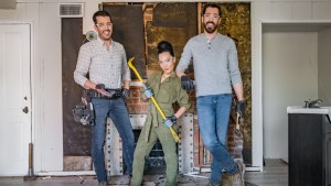 Ali Wong joins Drew and Jonathan Scott on Celebrity IOU