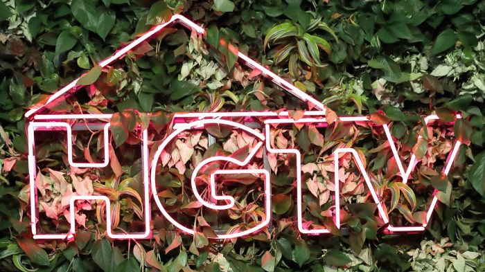 Neon HGTV logo at the 2018 CMA Music Fest