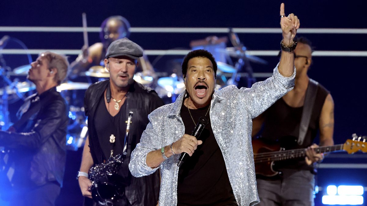 Lionel Richie performing