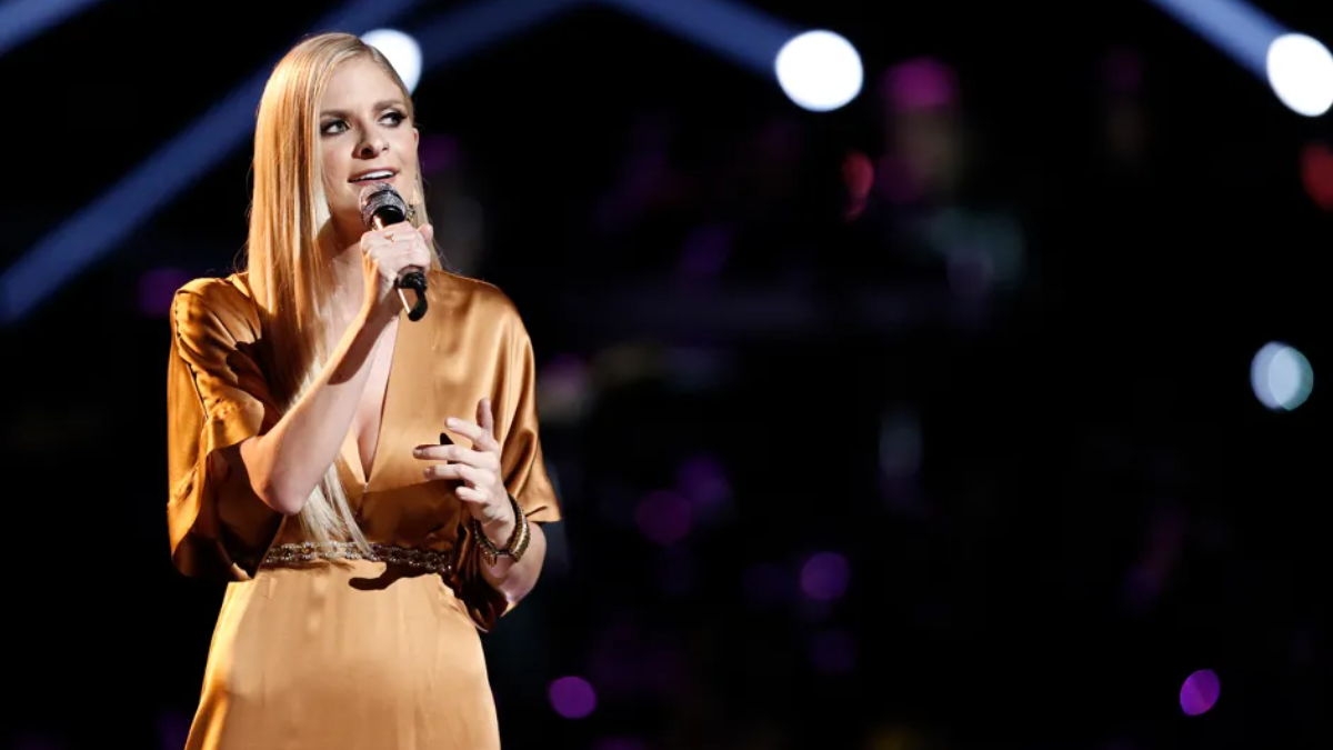 Lauren Duski performs on 'The Voice.'