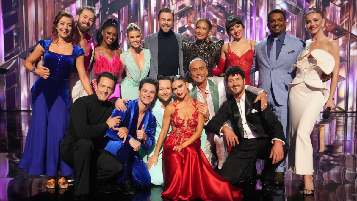 Season 32 cast.