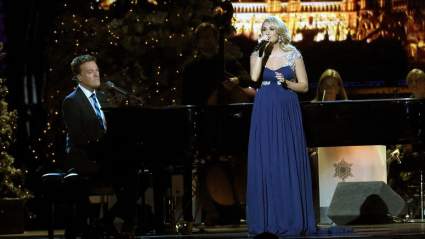 Carrie Underwood Wows Fans With Rendition of ‘Silent Night’