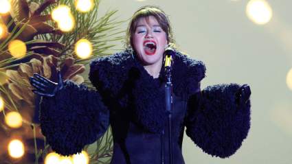 Kelly Clarkson Shows Off Her Best Holiday Looks in Photo Collage