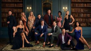 The cast of Southern Charm season 10 in their official cast photo.