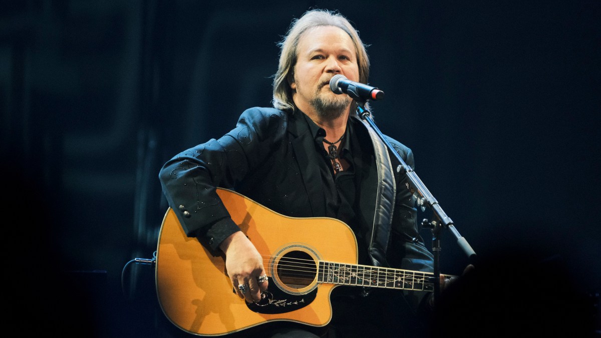 Travis Tritt playing guitar