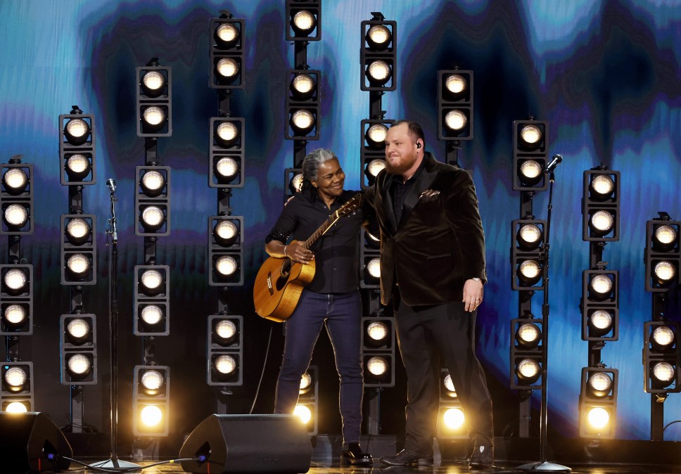 Tracy Chapman and Luke Combs on stage