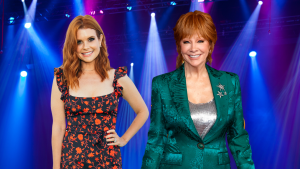 Reba McEntire and JoAnna Garcia Swisher posing together