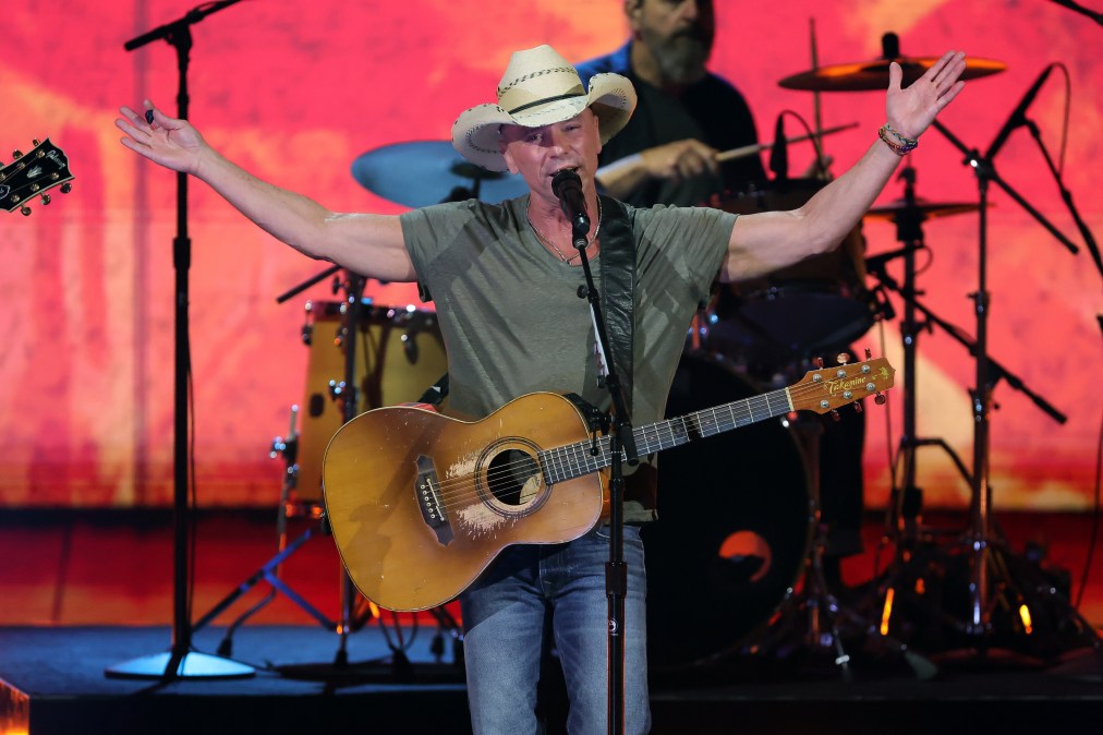 Kenny Chesney singing on stage