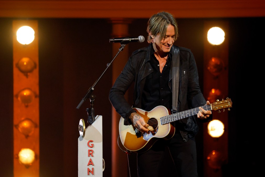 Keith Urban playing guitar