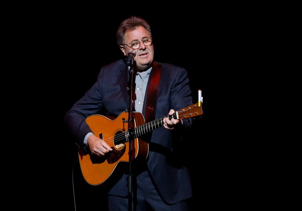 Vince Gill playing guitar