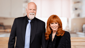 Reba McEntire and Rex Linn posing together