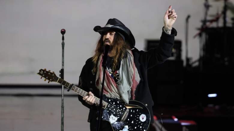 Billy Ray Cyrus performing