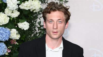 The Adorable Reason Jeremy Allen White Always Has Flowers