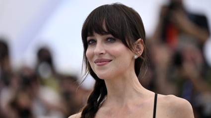 ‘My Eyes Are Up Here’: Dakota Johnson Laughs Through Wardrobe Malfunction on Fallon