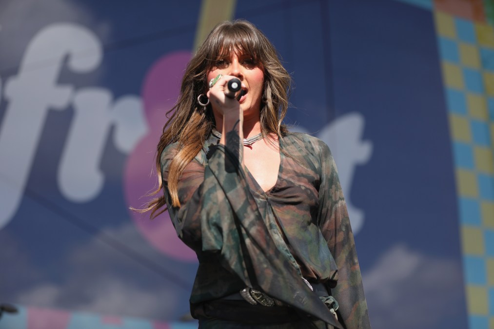 Ella Langley singing into a microphone