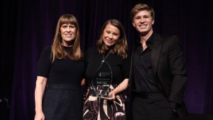Terri Irwin, Bindi Irwin and Robert Irwin smiling