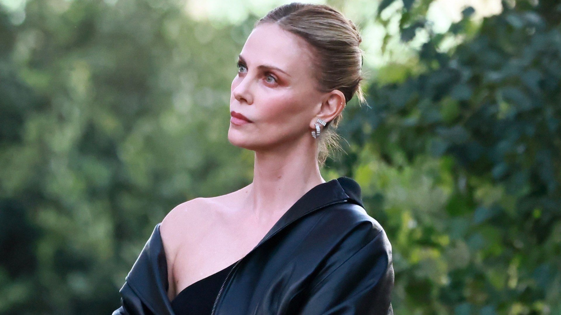 Charlize Theron s Displays A Bold New Look At 49 PHOTOS Charlize Theron s Displays A Bold New Look At 49 PHOTOS