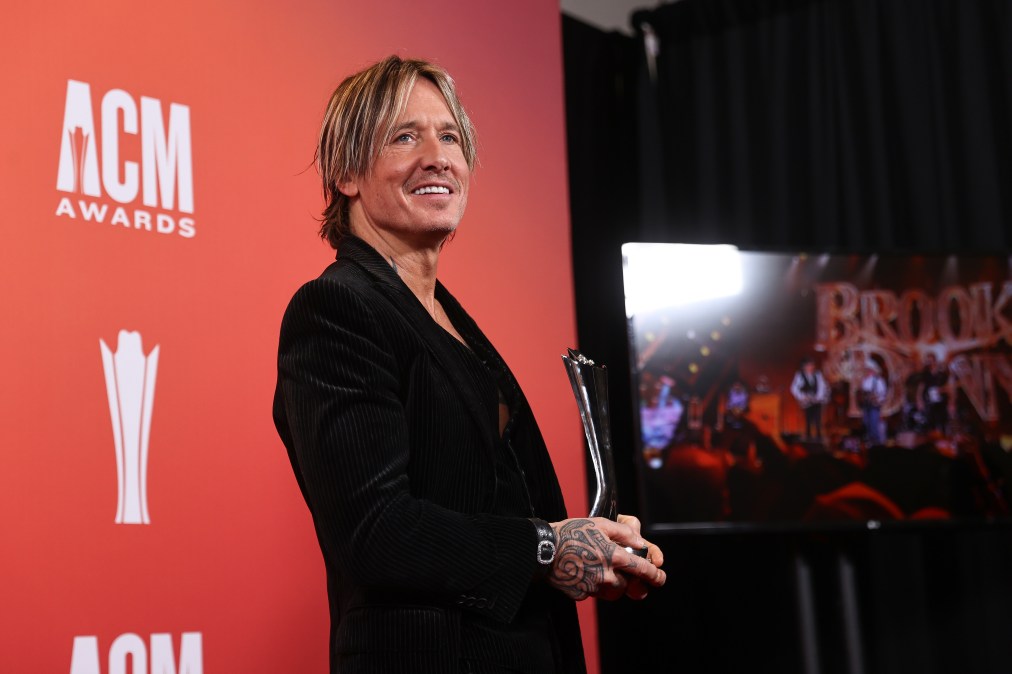 Keith Urban holding an award