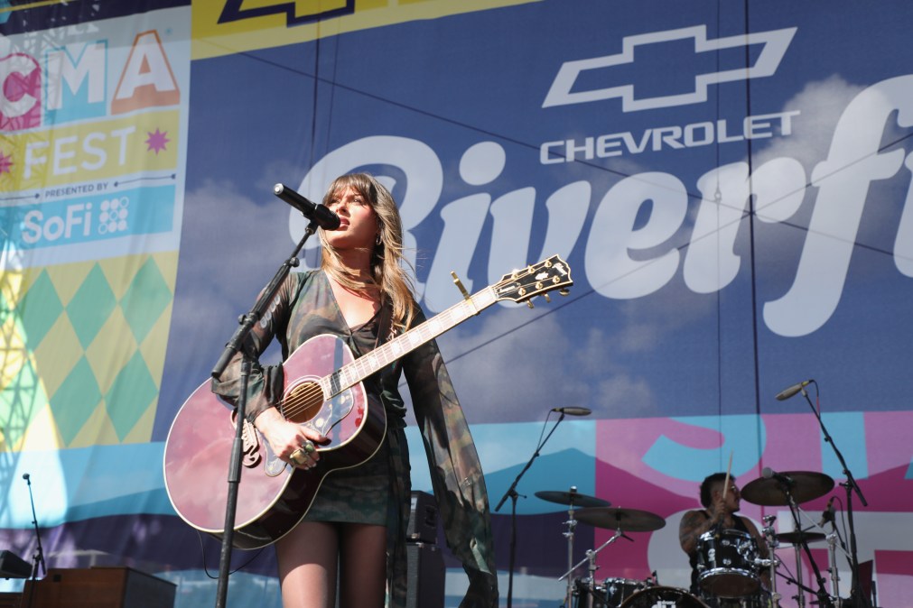 Ella Langley holding a guitar