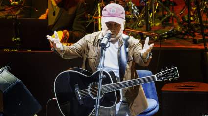 Iconic Singer Cheekily Accepts $20 to Play a Song