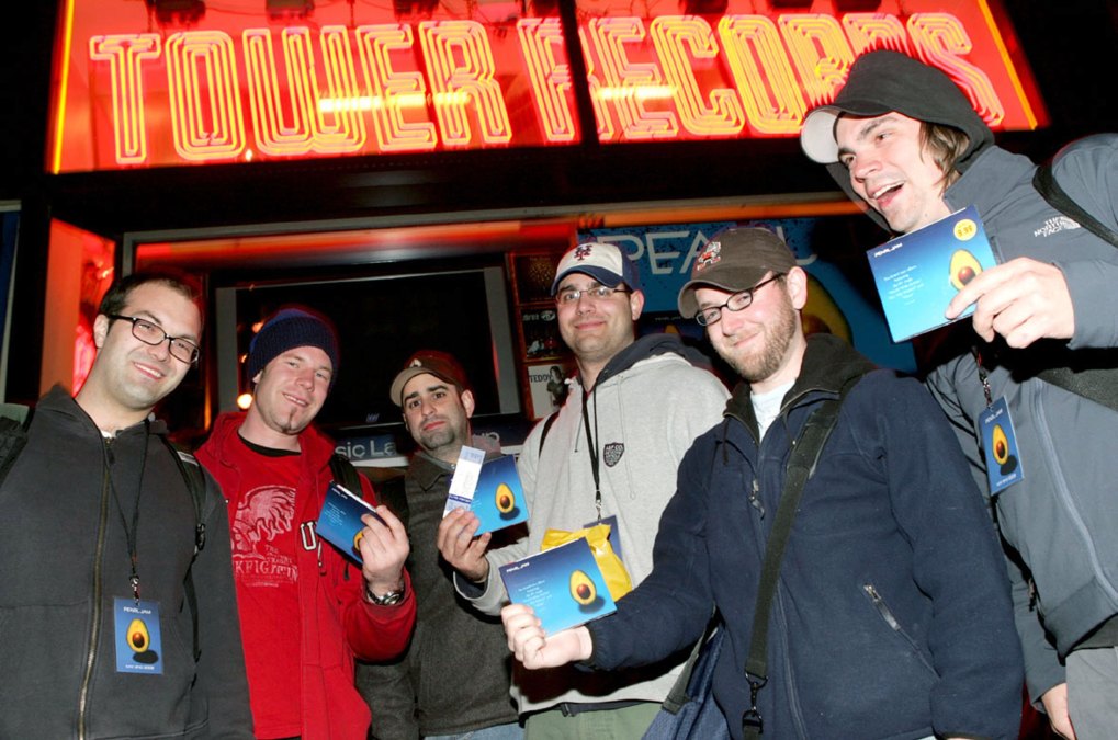 NYC Fans Spend 24 Hours in Line for Pearl Jam Album (2006)