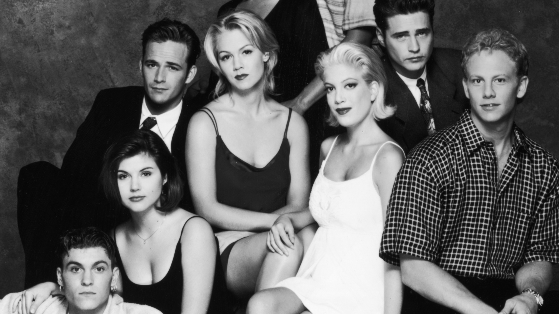 Beverly Hills, 90210 cast posing for a photo