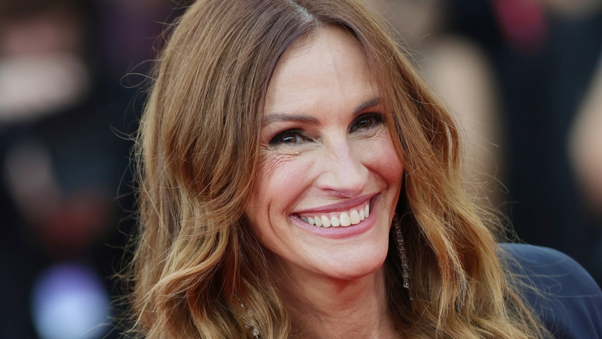 Julia Roberts smiling at the "After The Hunt" red carpet