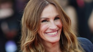 Julia Roberts smiling at the "After The Hunt" red carpet