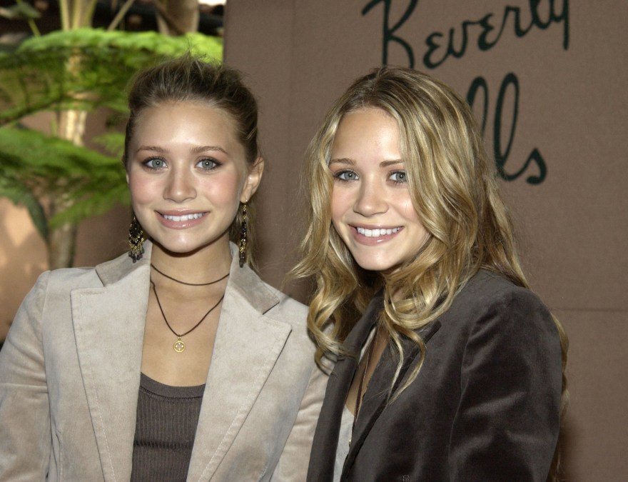 Actors Ashley (L) and Mary Kate Olsen 