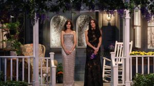US actresses Alexis Bledel (L) and Lauren Graham