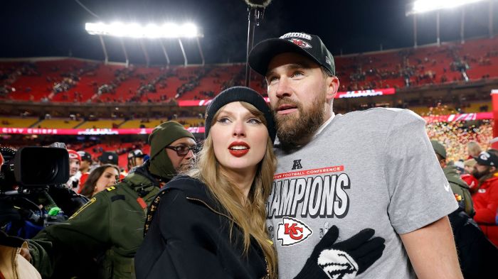 aylor Swift celebrates with Travis Kelce #87 of the Kansas City Chiefs