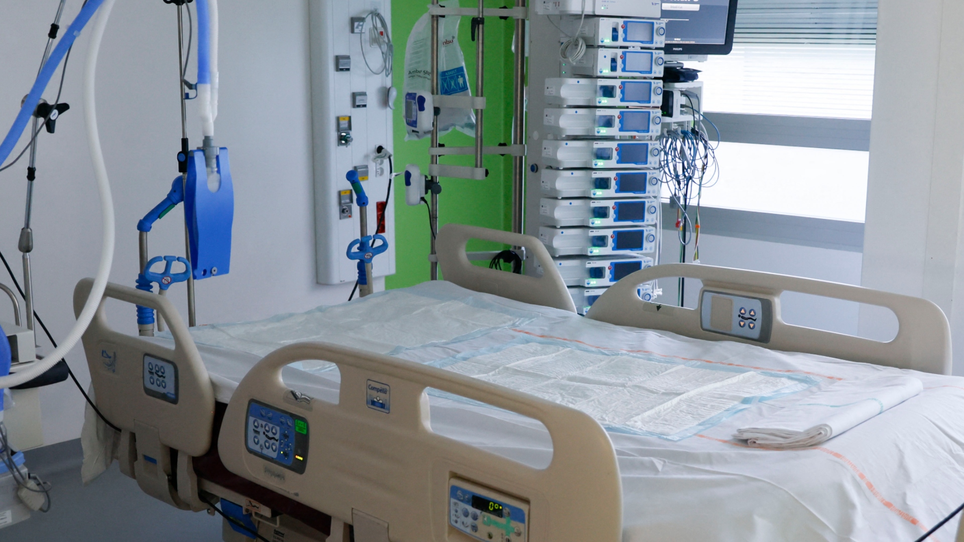 Photo of a hospital bed in an intensive care unit