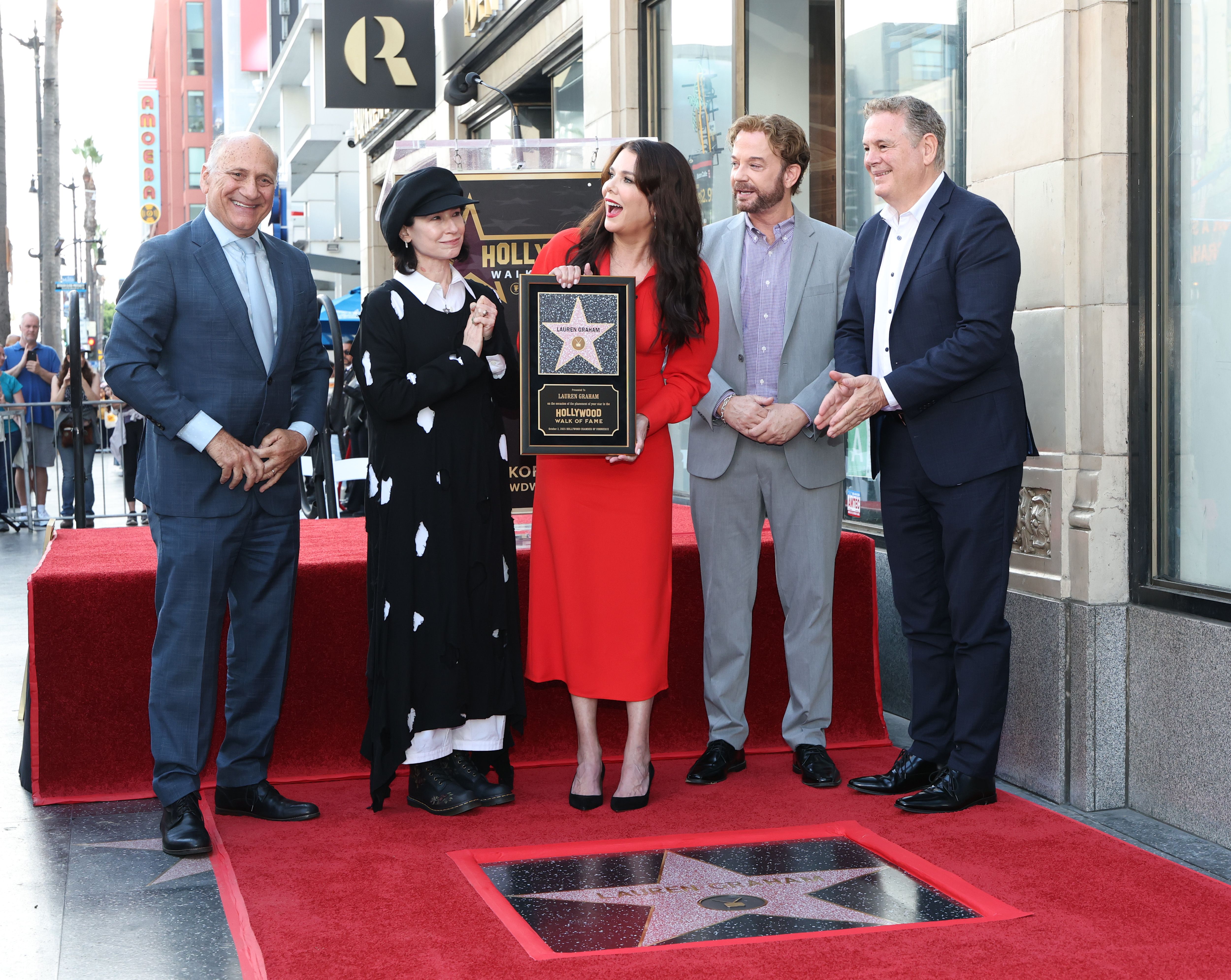 ‘Gilmore Girls’ Stars Reunite as Lauren Graham Receives Walk of Fame Star