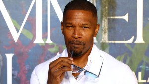 Jamie Foxx poses for photo
