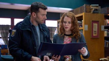 Sarah Drew Reveals What Hooked Her on Hallmark’s ‘Mistletoe Murders’