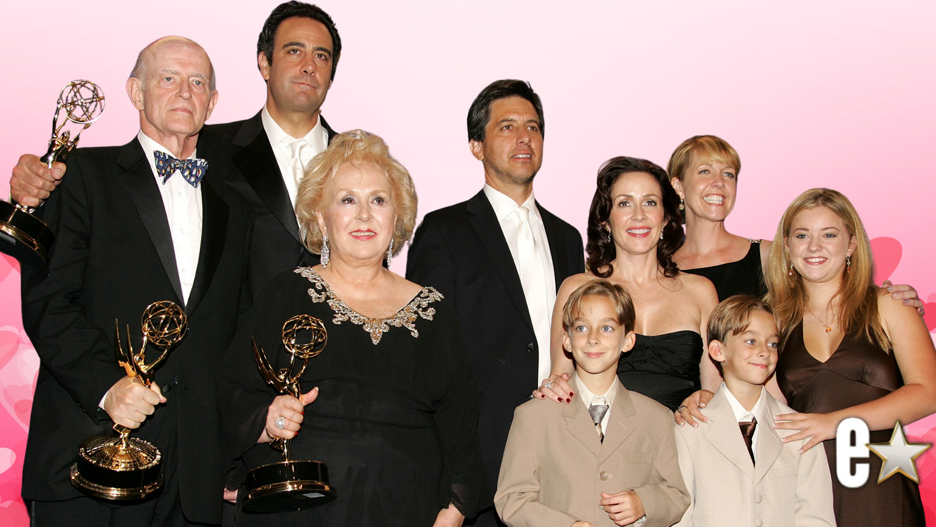 Everybody Loves Raymond cast accepting award