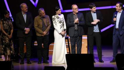 ‘Wicked’ Star Idina Menzel and Jon Stewart Recreate Hilarious ‘Oscars’ Moment at a Comedy Benefit