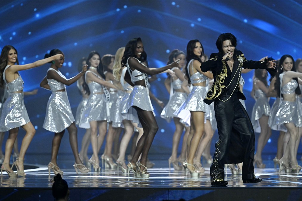 Jeff Satur performing with Miss Universe 2025 contestants