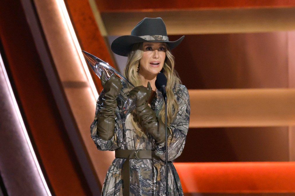 Lainey Wilson accepts an award at the 2025 CMAs