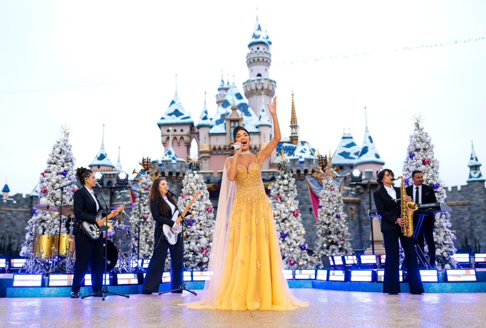 40TH ANNIVERSARY DISNEY PARKS MAGICAL CHRISTMAS DAY PARADE